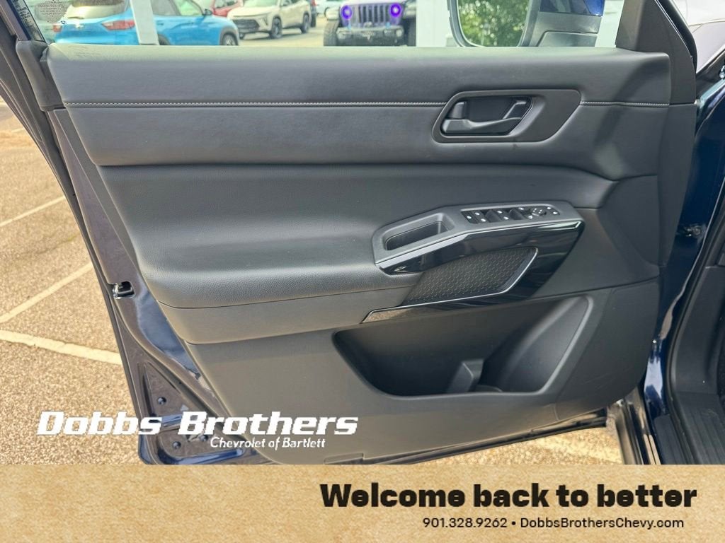2024 Nissan Pathfinder SV